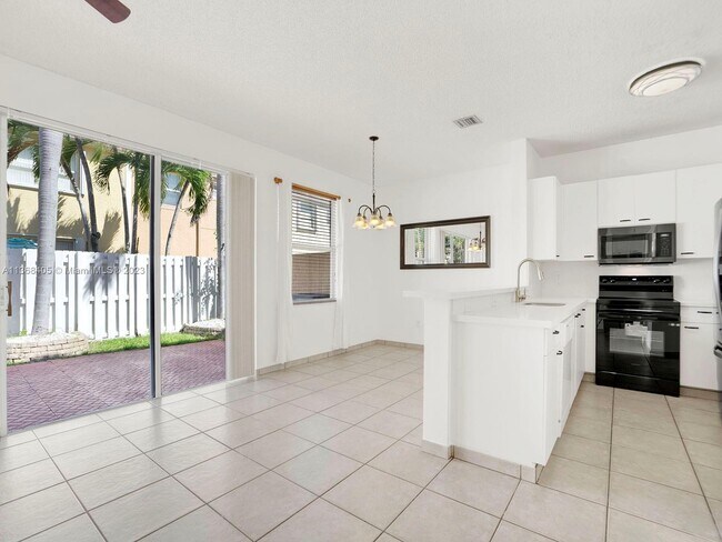 Foto del edificio - 15455 NW 12th Ct