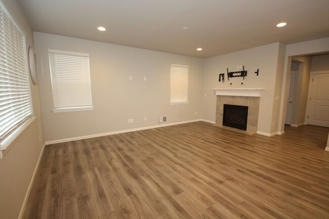 Building Photo - Beautiful Edgewood Home You Will Not Want To Miss!