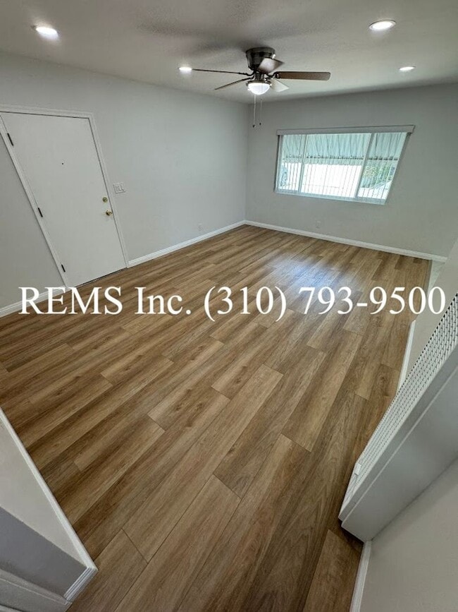 Building Photo - Remodeled Duplex Unit with Laundry Hook-Up...