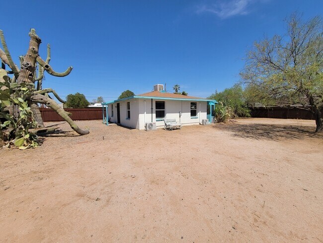 Building Photo - 4423 E Fairmount St