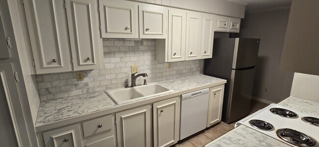 Building Photo - 107 Newcastle Dr