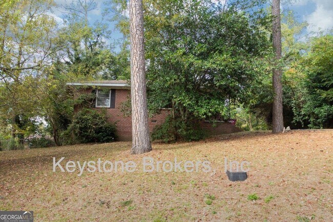 Building Photo - 2028 Bayswater Rd