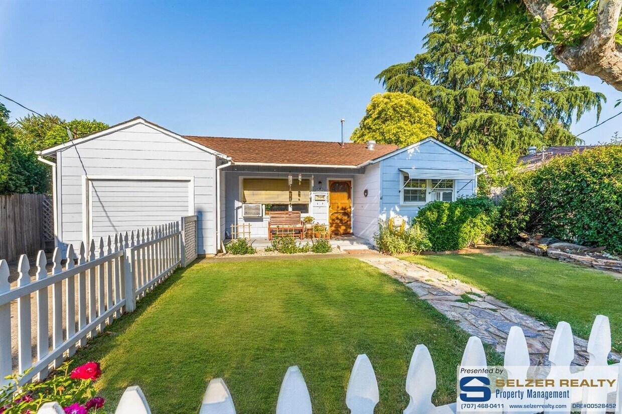 Foto principal - Cute & cozy 2 bd. home w/ great curb appea...