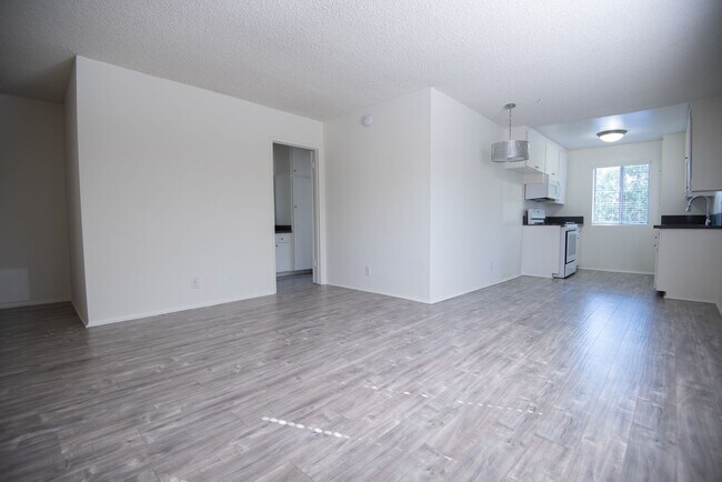 Foto del edificio - 6954 Woodman Ave