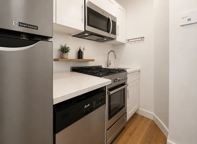 Building Photo - 406 W 39th St