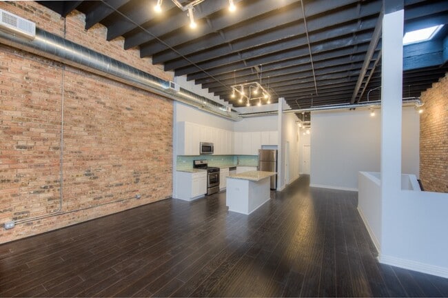 Photo - Spacious 4 Bed 3 Bath located in the North Center area Apartment