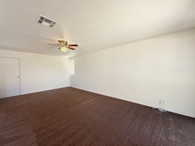 Foto del edificio - Charming 3BR Home with Spacious Yard in El...