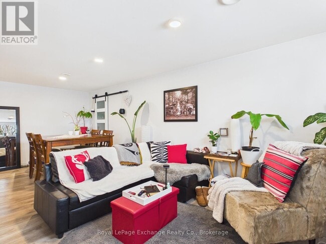 Building Photo - 966 Charles St