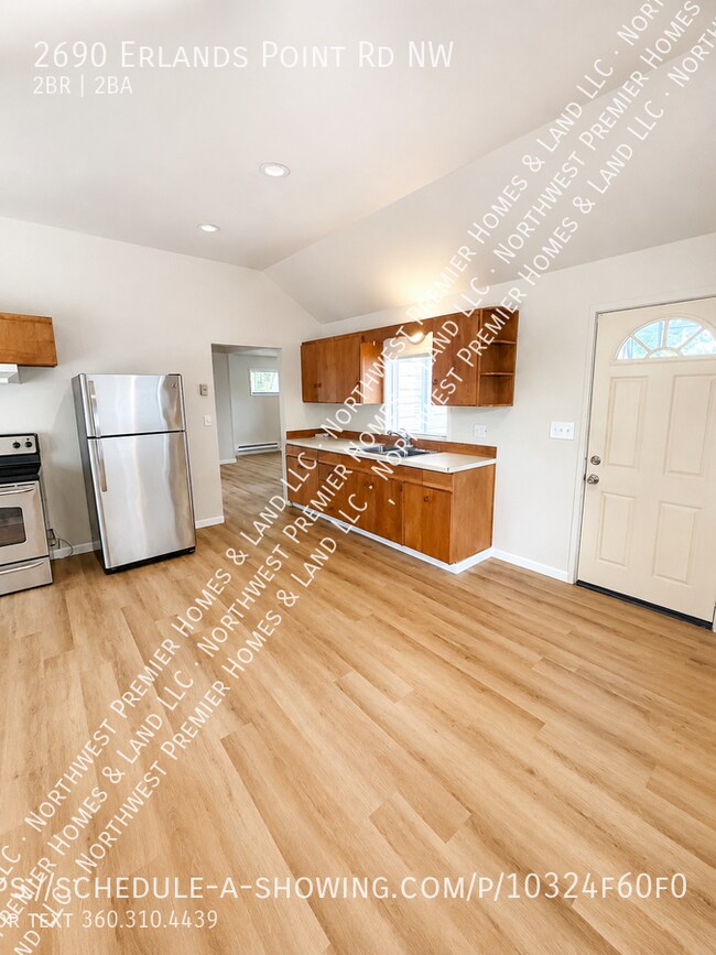 Foto del edificio - 2690 Erlands Point Rd NW