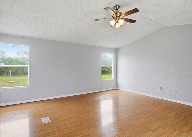 Foto del edificio - 3 Bedroom Manufactured Home on Nearly 2 Acres with Large Shop