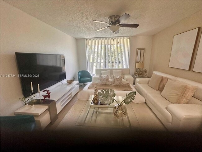 Foto del edificio - 8205 Lake Dr