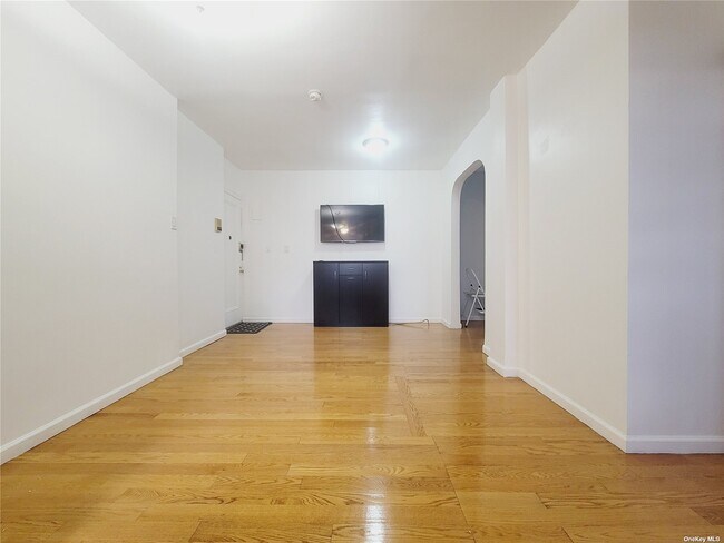 Foto del edificio - 94-10 64th Rd