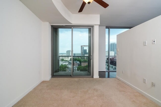 Building Photo - Gorgeous Downtown-Facing One Bedroom in Th...