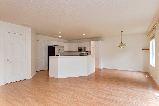 Building Photo - Lovely 4 BD* 2.5 BA* Single Family Home Lo...