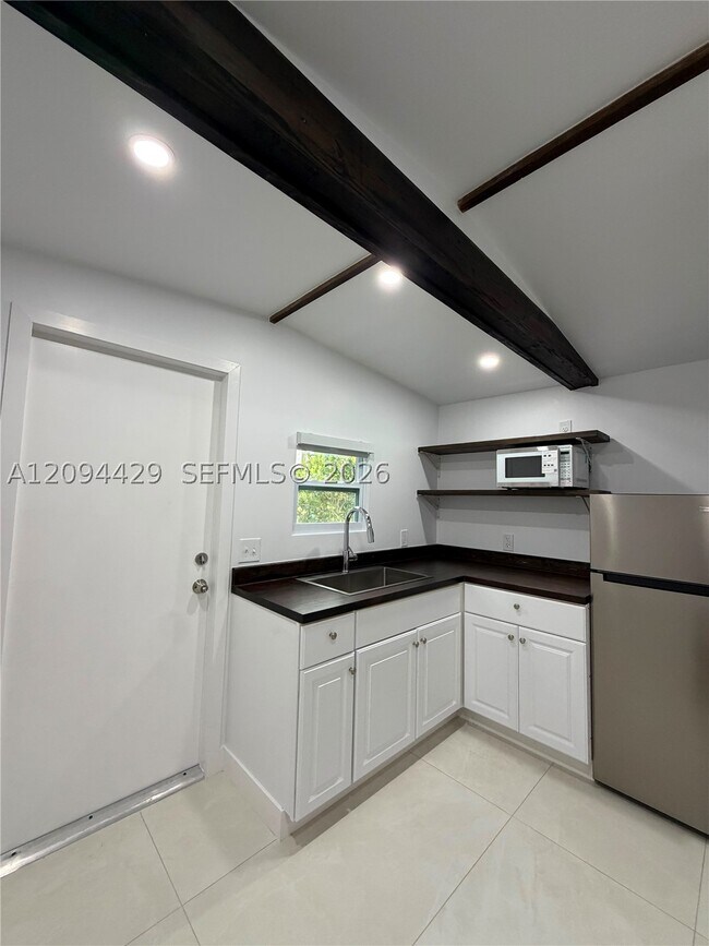 Building Photo - 1400 SW 29th Ave
