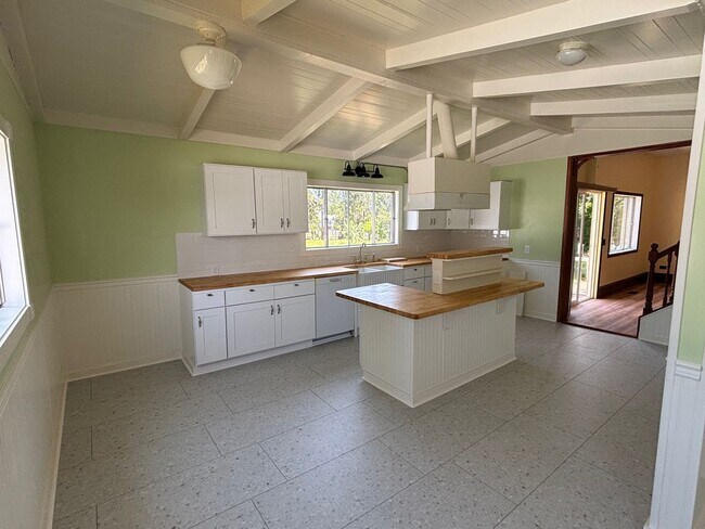 Building Photo - Charming Historic 4-bd Home for Rent – Ful...