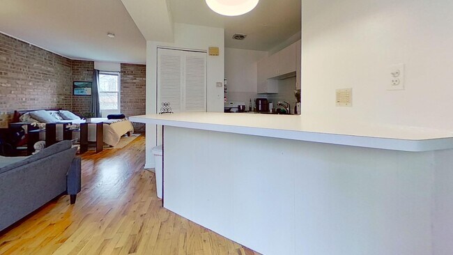 Building Photo - Top Floor Lincoln Park Studio