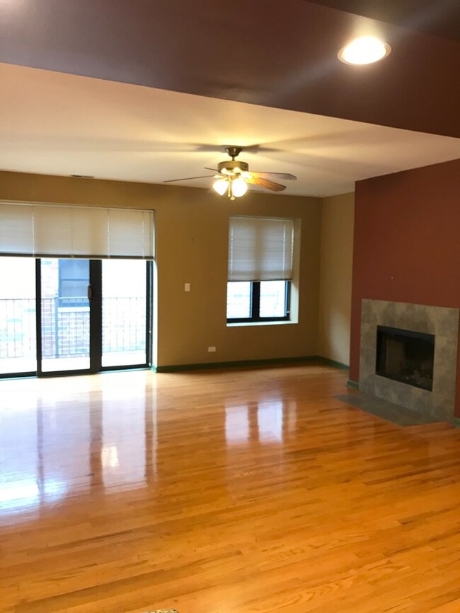 Building Photo - Oversize Top Floor 3 Bed, 2 Bath Residence...