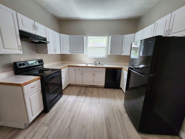 Foto del edificio - Spacious 3-Bedroom, 1-Bathroom Home AVAILA...