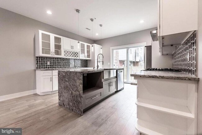 Foto del edificio - 2055 Tasker St