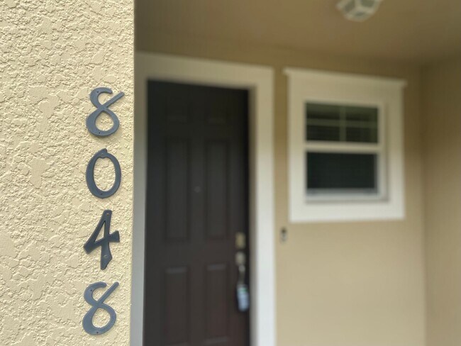 Building Photo - MOVE IN SPECIAL! Beautiful 3BD/3BA Townhom...