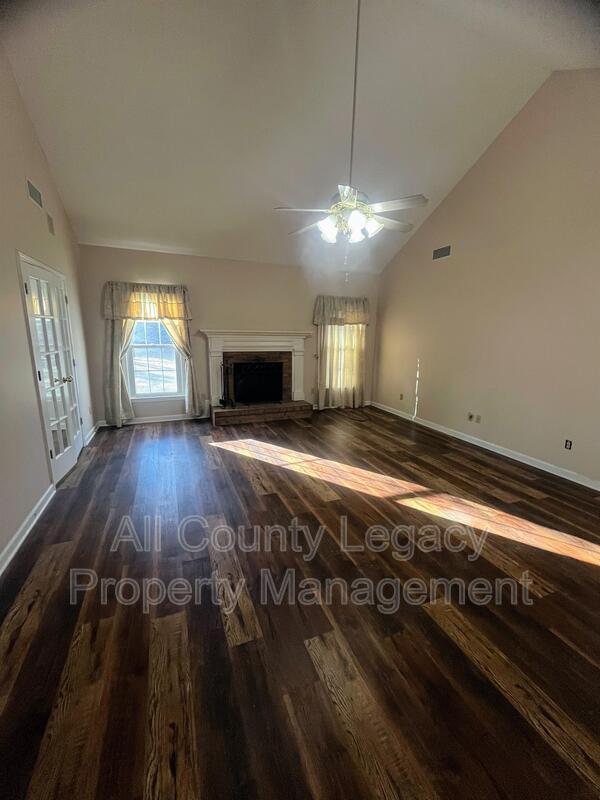 Foto del edificio - 749 Wilkes Dr