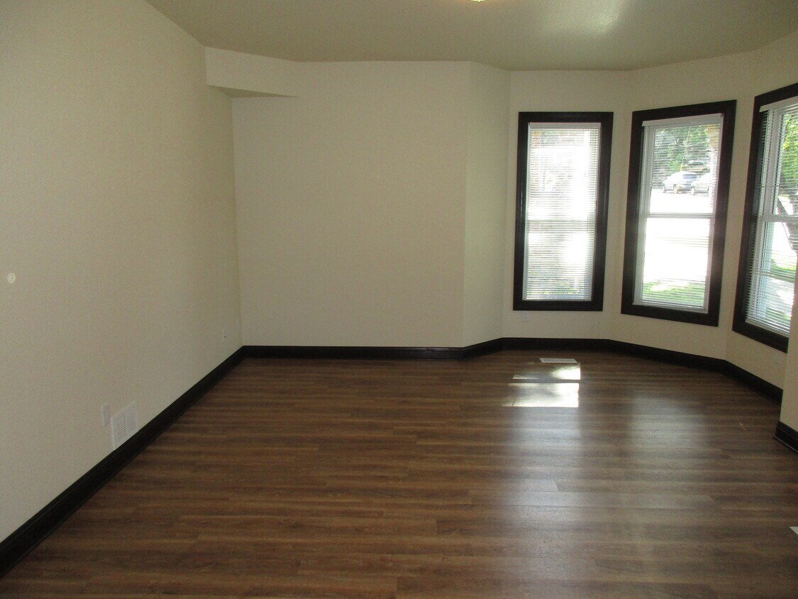 Primary Photo - 141 E Gorham St