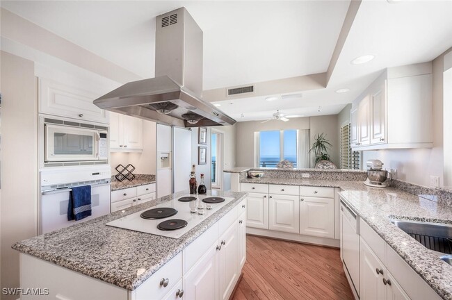 Foto del edificio - 8231 Bay Colony Dr