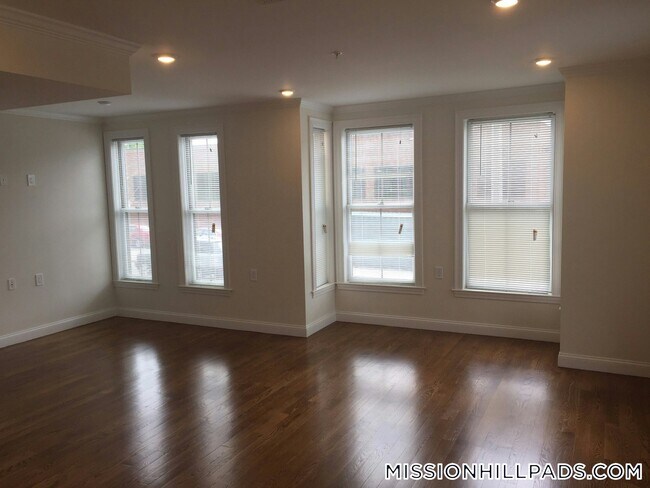 Building Photo - 2747 Washington St