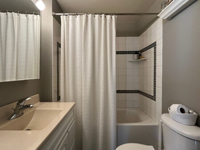 Foto del edificio - Charming, Sweet Home For Rent!
