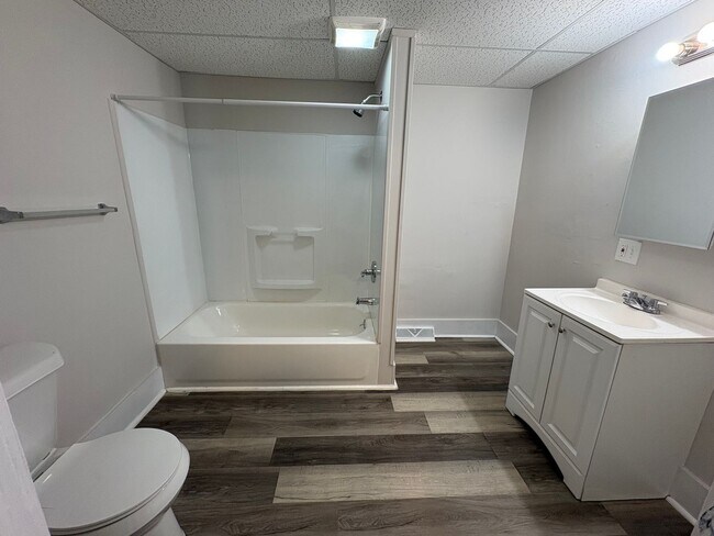 Foto del edificio - Spacious 5-Bedroom Rental with Bonus Room, Patio & First-Floor Full Bath