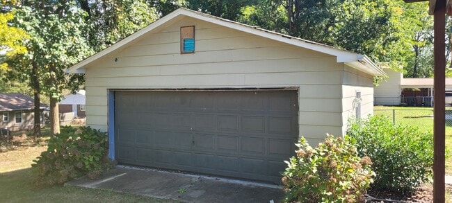 Building Photo - 5218 Lawndale Dr