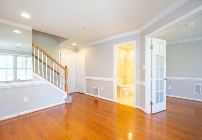 Building Photo - Beautiful 4 BR/3.5 BA EOG Townhome in Laurel!