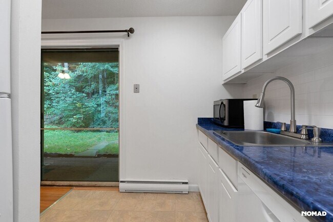 Foto del edificio - Charming 2BR Condo in Unionville