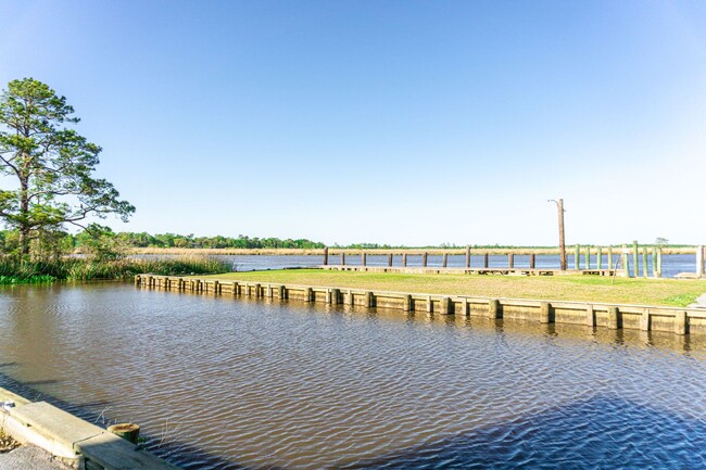 Foto del edificio - Gorgeous Waterfront Property