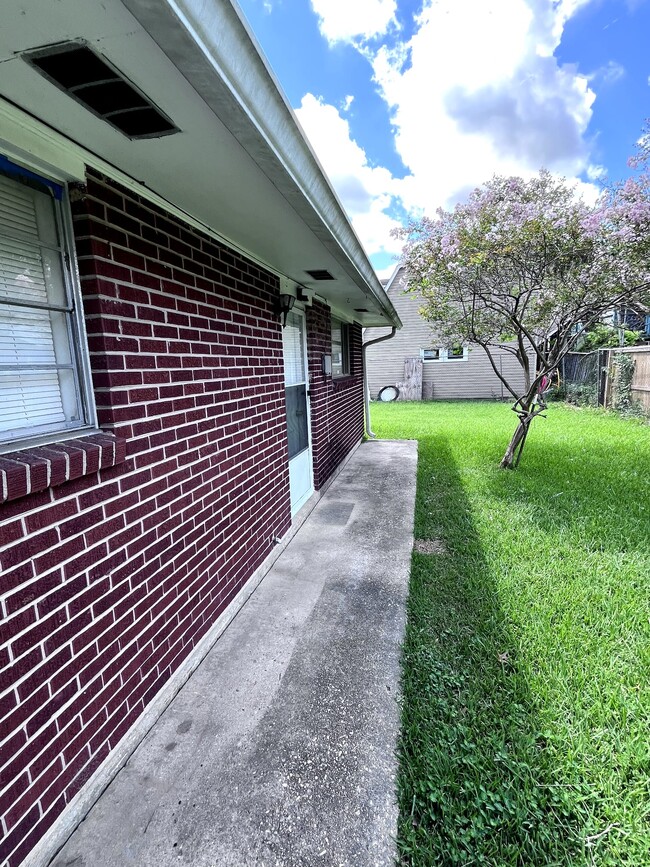 Building Photo - 3022 Wilshire Dr