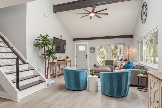 Building Photo - 1417 Poinsettia Ave