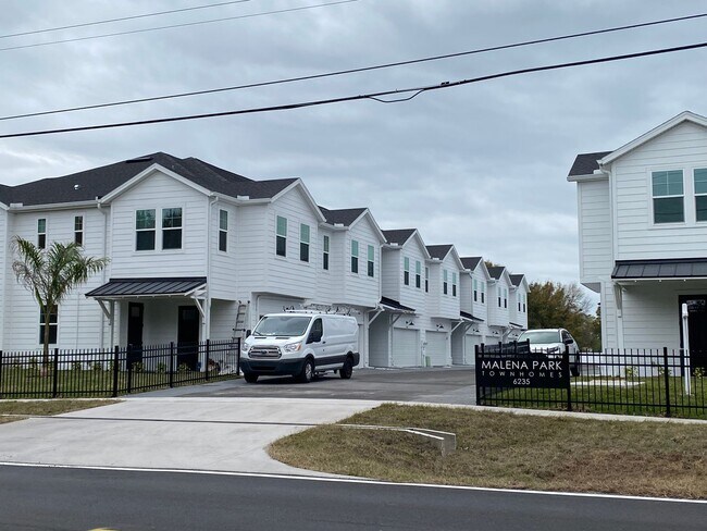 Foto del edificio - Brand New Craftsman Style Constructed Town...