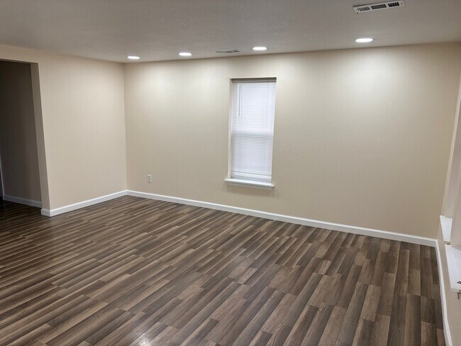 Building Photo - 1381 W Gooch Rd