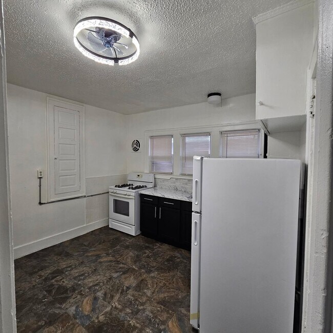 Building Photo - CALVERT FLR 2