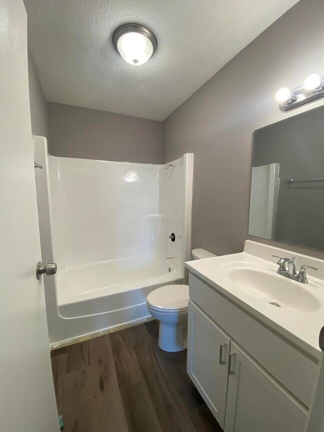 Building Photo - 220 Geri Ln