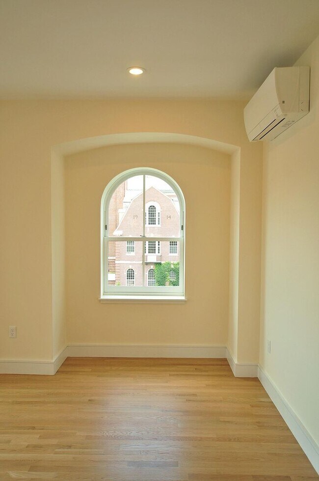 Building Photo - 885 Beacon St
