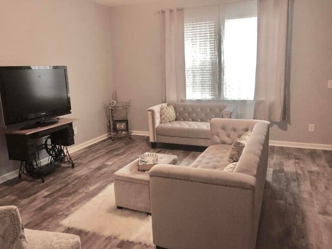 Building Photo - 3 Bedroom Townhome with Great Updates!