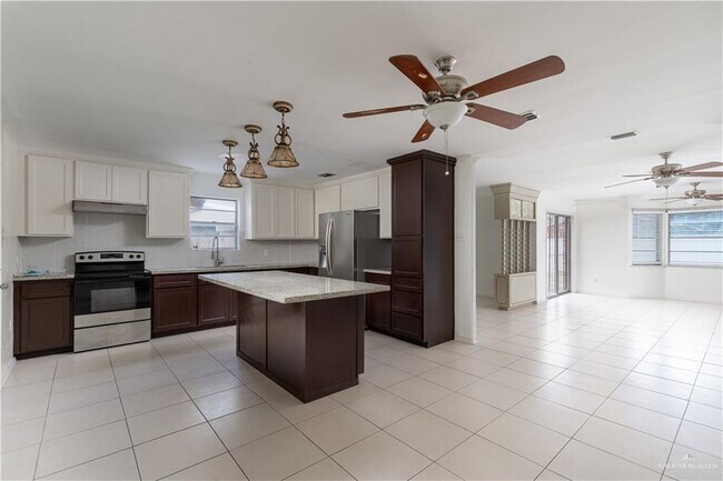 Foto del edificio - 1021 E Ebony Ln