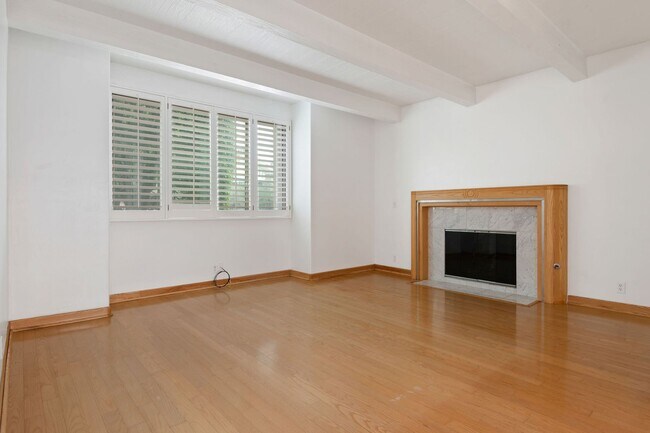 Foto del edificio - Wonderful uptown condo for rent... Santa Barbara!