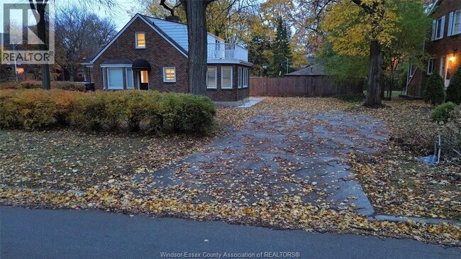 Photo du bâtiment - 909 Monmouth Rd