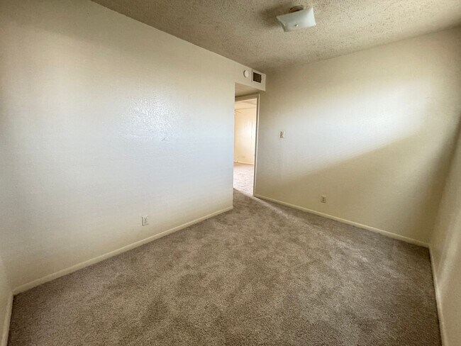 Building Photo - 805 W Hallmark Ave