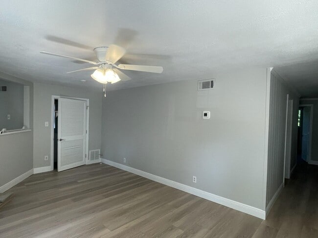 Building Photo - 133 3rd St