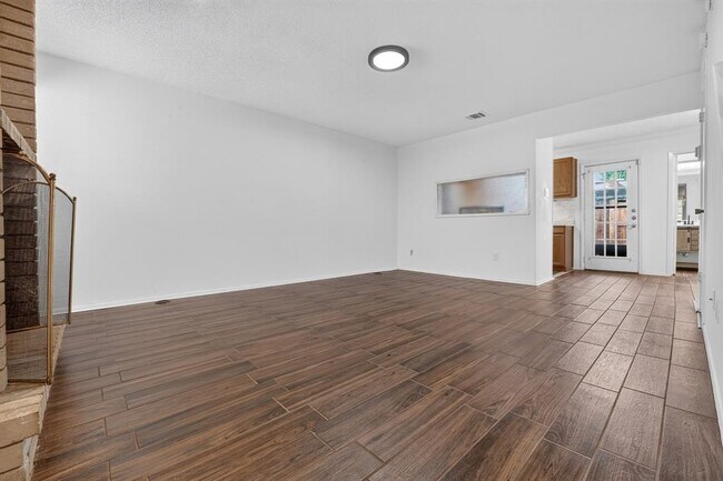 Foto del edificio - 8400 Jamestown Dr