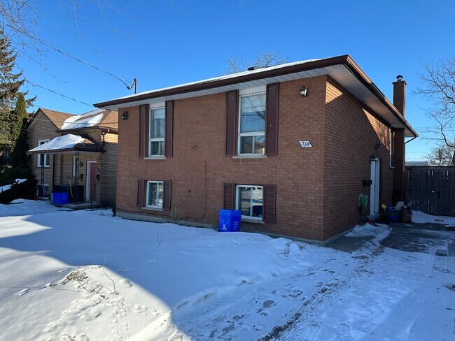 Photo du bâtiment - Spacious Main Floor Bungalow! (2+Den, 1 Bath)